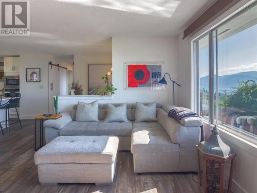 3830 Albrecht Road, Naramata, BC - Indoor Photo Showing Living Room