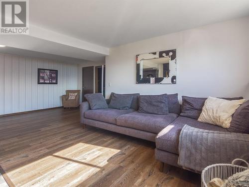 3830 Albrecht Road, Naramata, BC - Indoor Photo Showing Living Room