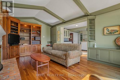 38 Oceanic Drive, Hamilton (Lakeshore), ON - Indoor Photo Showing Living Room