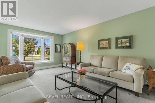 38 Oceanic Drive, Hamilton (Lakeshore), ON - Indoor Photo Showing Living Room