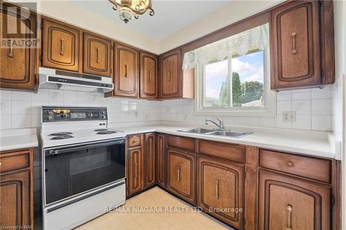 4 Prince Robert Court, St. Catharines, ON - Indoor Photo Showing Kitchen With Double Sink