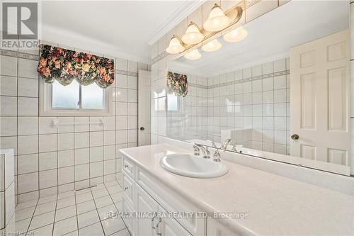 4 Prince Robert Court, St. Catharines, ON - Indoor Photo Showing Bathroom