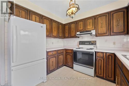 4 Prince Robert Court, St. Catharines, ON - Indoor Photo Showing Kitchen With Double Sink