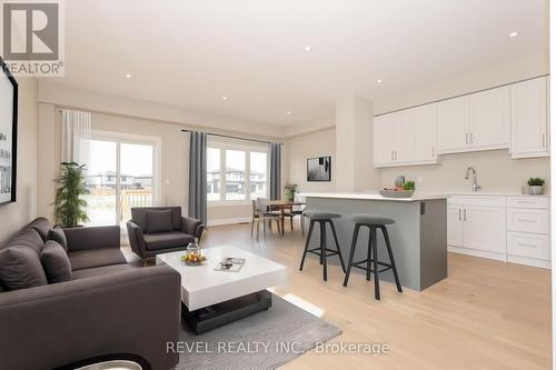 110 Elvira Way, Thorold, ON - Indoor Photo Showing Living Room