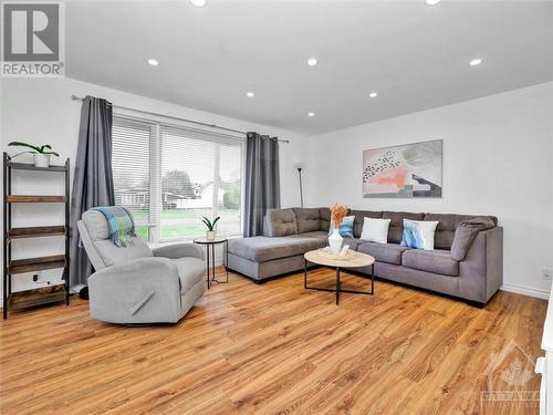 2189 Boyer Road, Ottawa, ON - Indoor Photo Showing Living Room