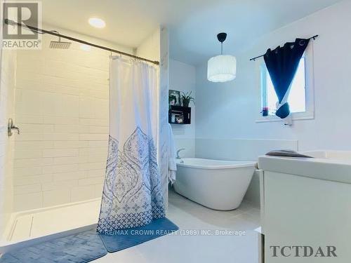 38 Wolfe Street, Kapuskasing, ON - Indoor Photo Showing Bathroom