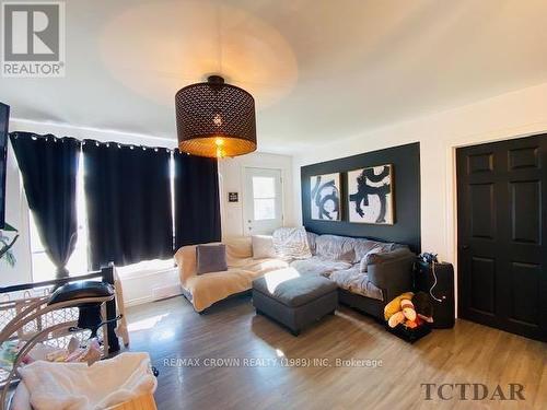 38 Wolfe Street, Kapuskasing, ON - Indoor Photo Showing Living Room