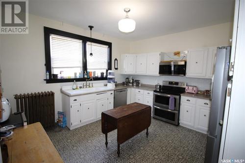 215 7Th Avenue E, Shaunavon, SK - Indoor Photo Showing Kitchen