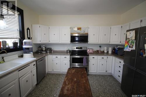 215 7Th Avenue E, Shaunavon, SK - Indoor Photo Showing Kitchen