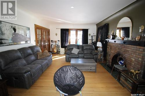 215 7Th Avenue E, Shaunavon, SK - Indoor Photo Showing Living Room