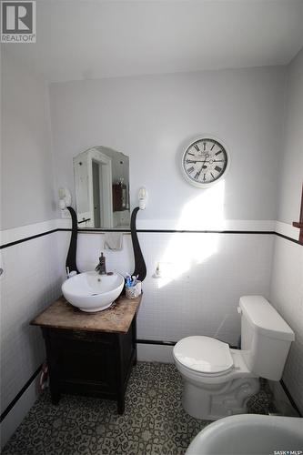 215 7Th Avenue E, Shaunavon, SK - Indoor Photo Showing Bathroom