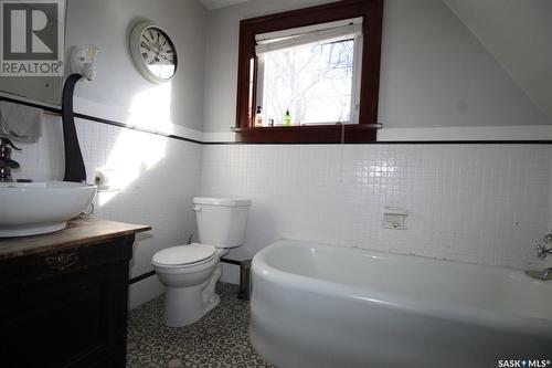 215 7Th Avenue E, Shaunavon, SK - Indoor Photo Showing Bathroom