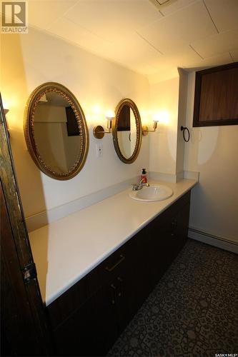 215 7Th Avenue E, Shaunavon, SK - Indoor Photo Showing Bathroom