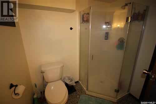 215 7Th Avenue E, Shaunavon, SK - Indoor Photo Showing Bathroom