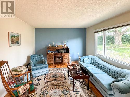 624 Young Street Unit# 4-, Penticton, BC - Indoor Photo Showing Living Room