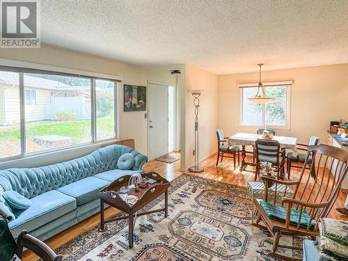 624 Young Street Unit# 4-, Penticton, BC - Indoor Photo Showing Living Room