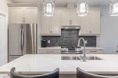 14 Campbell Street, Thorold, ON - Indoor Photo Showing Kitchen With Double Sink With Upgraded Kitchen