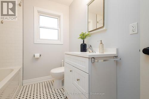 2315 Mount Forest Drive, Burlington (Mountainside), ON - Indoor Photo Showing Bathroom