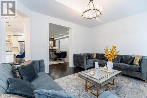 9 Upper Canada Court N, Halton Hills, ON - Indoor Photo Showing Living Room