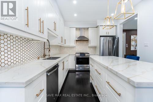 9 Upper Canada Court N, Halton Hills, ON - Indoor Photo Showing Kitchen With Double Sink With Upgraded Kitchen