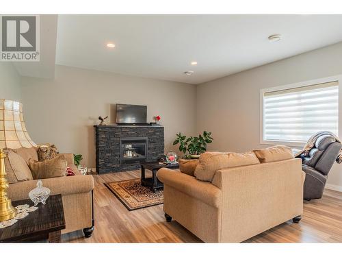 1532 Aspen Lane, Castlegar, BC - Indoor Photo Showing Living Room With Fireplace