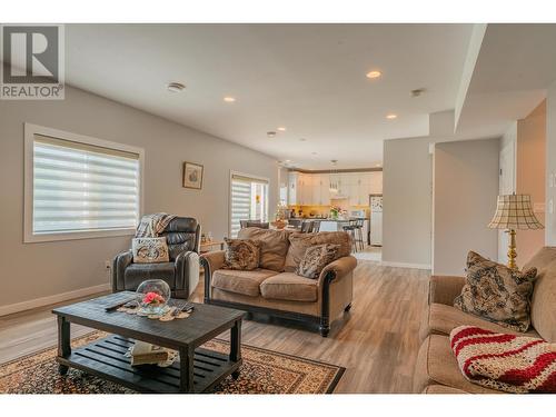 1532 Aspen Lane, Castlegar, BC - Indoor Photo Showing Living Room