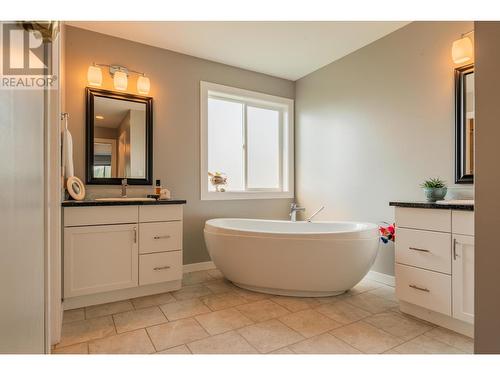 1532 Aspen Lane, Castlegar, BC - Indoor Photo Showing Bathroom