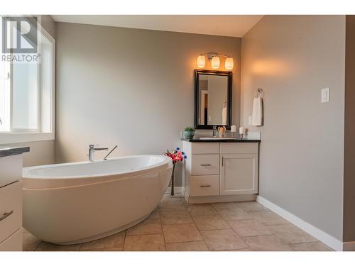 1532 Aspen Lane, Castlegar, BC - Indoor Photo Showing Bathroom