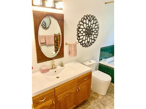 706 Central Avenue, Midway, BC - Indoor Photo Showing Bathroom