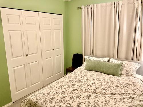 706 Central Avenue, Midway, BC - Indoor Photo Showing Bedroom