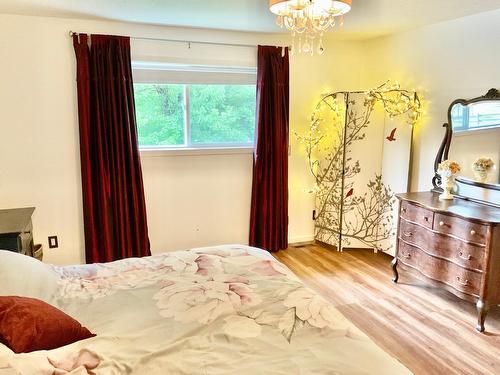 706 Central Avenue, Midway, BC - Indoor Photo Showing Bedroom