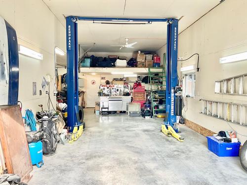 706 Central Avenue, Midway, BC - Indoor Photo Showing Garage