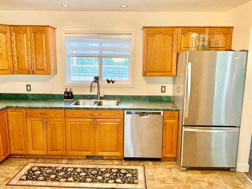 706 Central Avenue, Midway, BC - Indoor Photo Showing Kitchen With Double Sink