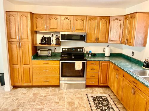 706 Central Avenue, Midway, BC - Indoor Photo Showing Kitchen