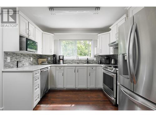 1055 Lawrence Avenue Unit# 202, Kelowna, BC - Indoor Photo Showing Kitchen