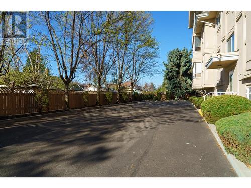 1055 Lawrence Avenue Unit# 202, Kelowna, BC - Outdoor