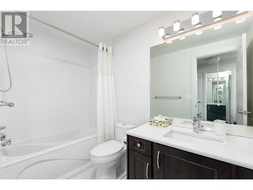 1055 Lawrence Avenue Unit# 202, Kelowna, BC - Indoor Photo Showing Bathroom