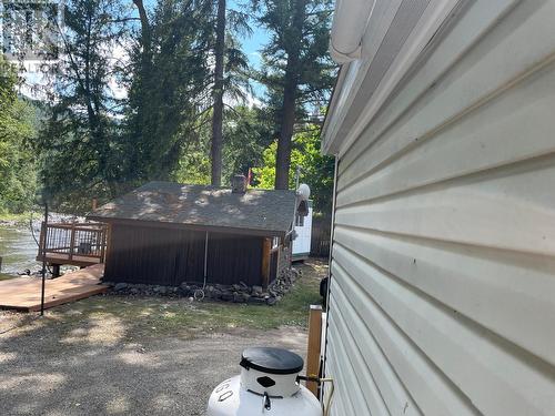 8821 3/95 Highway, Yahk, BC 