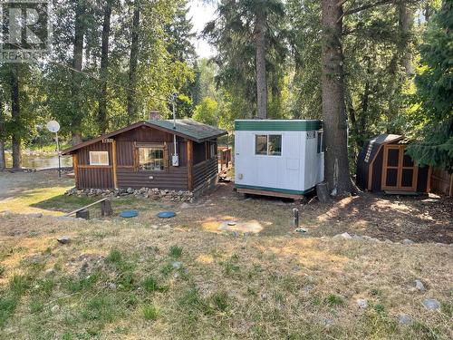 8821 3/95 Highway, Yahk, BC 