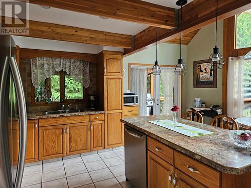 432 Bayles Road, Nakusp, BC - Indoor Photo Showing Kitchen With Double Sink