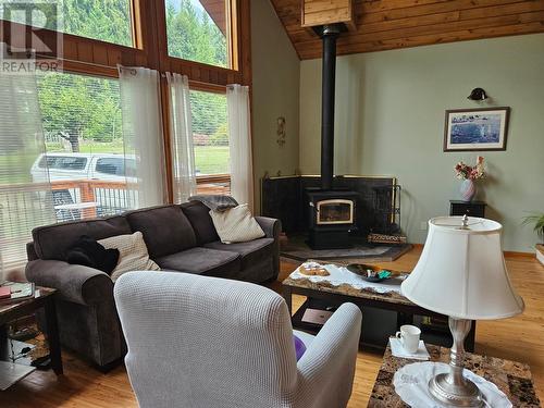 432 Bayles Road, Nakusp, BC - Indoor Photo Showing Living Room With Fireplace