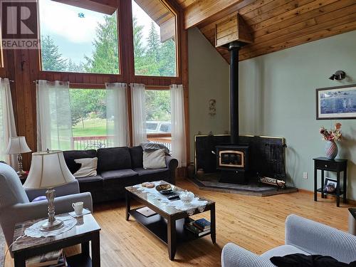 432 Bayles Road, Nakusp, BC - Indoor Photo Showing Living Room With Fireplace