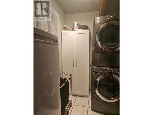 432 Bayles Road, Nakusp, BC - Indoor Photo Showing Laundry Room