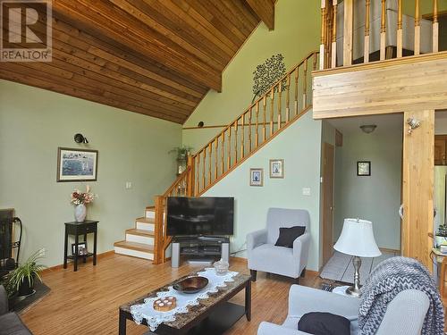 432 Bayles Road, Nakusp, BC - Indoor Photo Showing Living Room