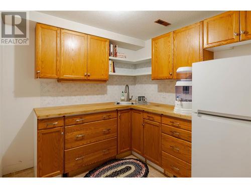 3990 Eastwood Drive, Kelowna, BC - Indoor Photo Showing Kitchen