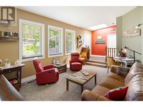 3990 Eastwood Drive, Kelowna, BC - Indoor Photo Showing Living Room