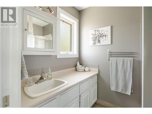 3990 Eastwood Drive, Kelowna, BC - Indoor Photo Showing Bathroom