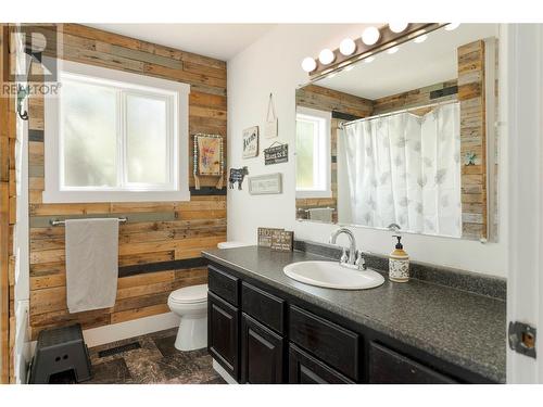 3990 Eastwood Drive, Kelowna, BC - Indoor Photo Showing Bathroom