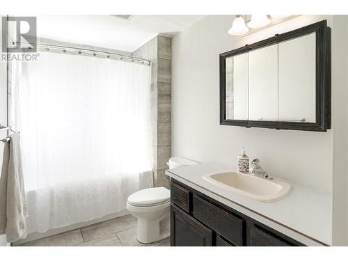 3990 Eastwood Drive, Kelowna, BC - Indoor Photo Showing Bathroom