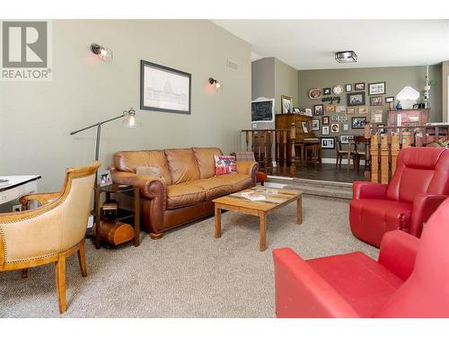 3990 Eastwood Drive, Kelowna, BC - Indoor Photo Showing Living Room